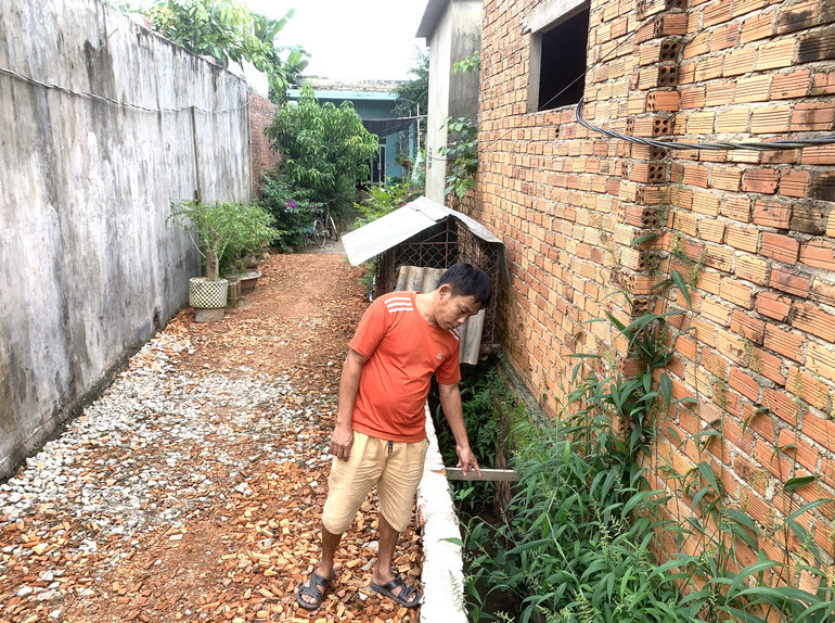 Nước thải của Trang trại chăn nuôi lợn nái sinh sản tại thôn Tân Lợi 1, xã Ea Uy, huyện Krông Pắc tràn vào khu dân cư gây ô nhiễm môi trường, làm đảo lộn cuộc sống của người dân địa phương.