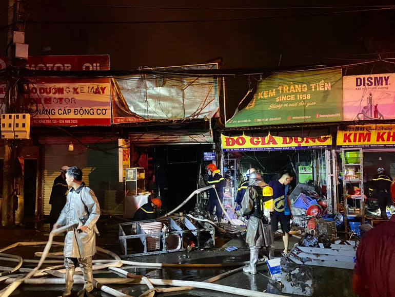 Vụ cháy xảy ra vào đêm muộn ngày 29/9 trên phố Nhân Hòa (Thanh Xuân, Hà Nội).