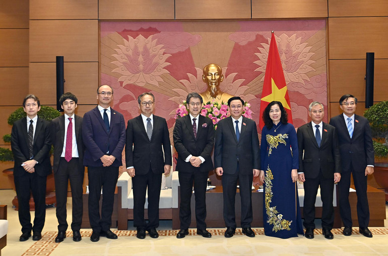 Chủ tịch Quốc hội Vương Đình Huệ và Chủ tịch Hội đồng Quản trị Ngân hàng hợp tác quốc tế Nhật Bản Tadashi Maeda với các đại biểu tại buổi tiếp. (Ảnh Duy Linh)