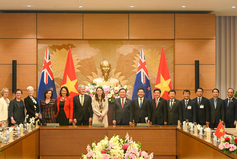 Chủ tịch Quốc hội Vương Đình Huệ và Thủ tướng New Zealand Jacinda Ardern cùng đại biểu hai nước chụp ảnh lưu niệm tại buổi tiếp.