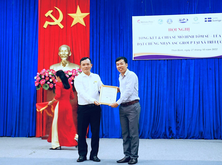 Đại diện Control Union trao chứng nhận ASC Group cho vùng nuôi tôm sú xã Trí Lực vào chiều 27/10.