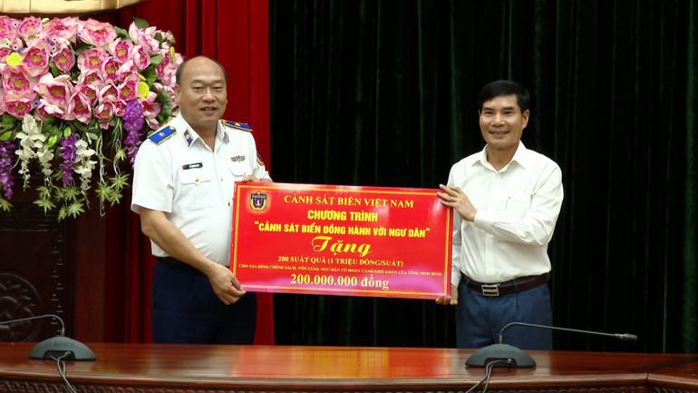 Đại diện Cảnh sát biển Việt Nam trao quà cho các gia đình chính sách, ngư dân có hoàn cảnh khó khăn ở Ninh Bình.