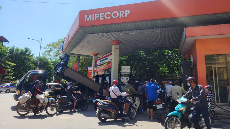 Xếp hàng đổ xăng giữa trưa tại cây xăng 697 Lạc Long Quân (Tây Hồ, Hà Nội).