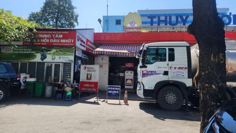 Tương tự, cây xăng dầu trên đường Hoàng Quốc Việt cũng tạm dừng hoạt động với thông báo Nghỉ kiểm kê.