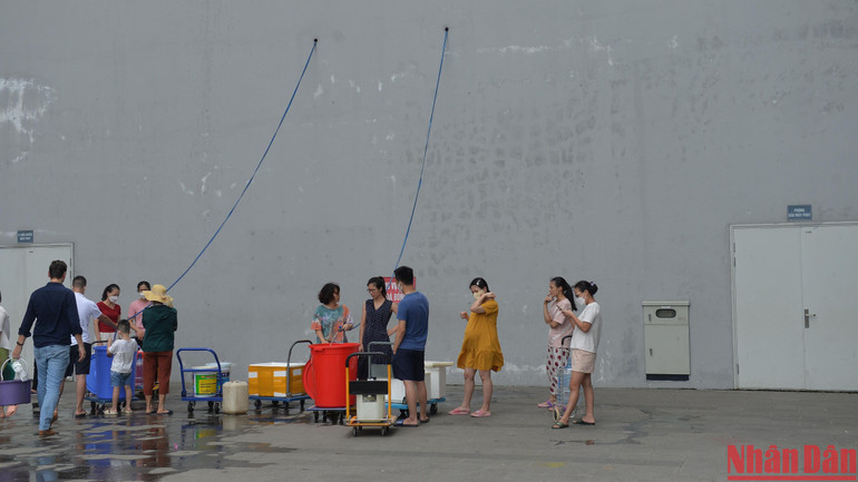 Để hứng được khoảng 40 lít nước, những người dân này phải chờ đợi từ 20-30 phút mới đầy. Mất nước khiến cho nhịp sinh hoạt thường ngày ở chung cư Hateco bị đảo lộn hoàn toàn.