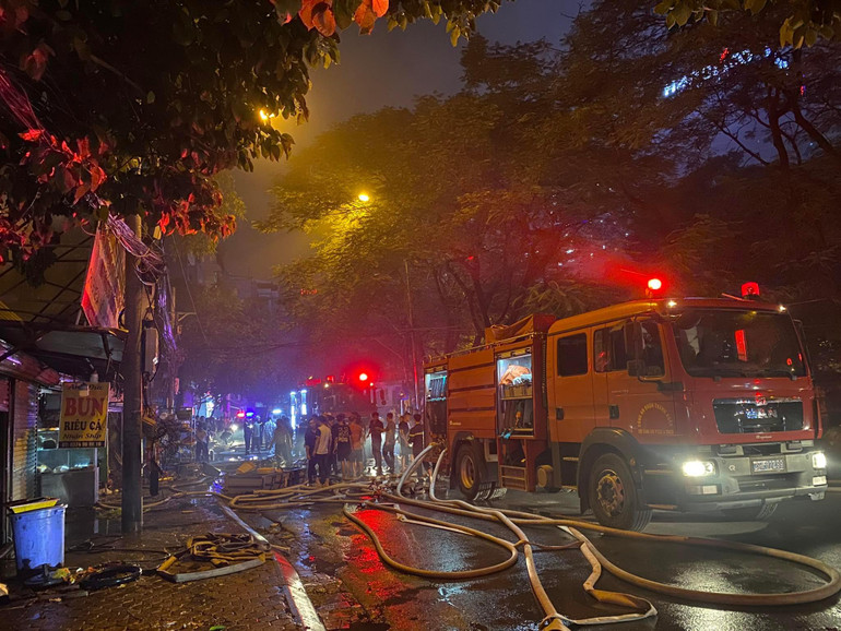 Lửa lan ra 3 ki-ốt lân cận.