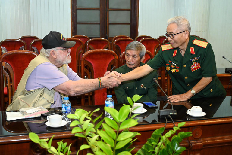 Cái bắt tay thân mật giữa hai người lính tại buổi tiếp. (Ảnh Duy Linh) Cái bắt tay thân mật giữa hai người lính tại buổi tiếp. (Ảnh Duy Linh)