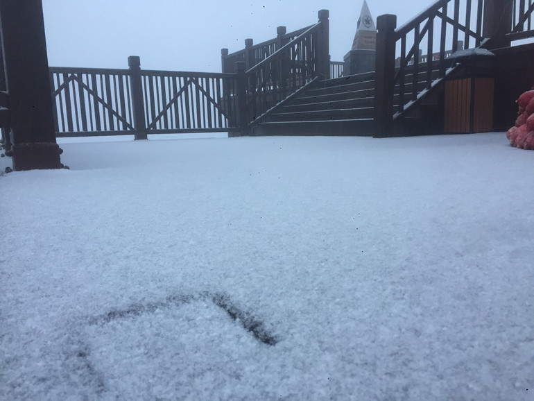 Trận mưa tuyết bắt đầu từ khoảng 5 giờ sáng và kéo dài suốt 3 tiếng...