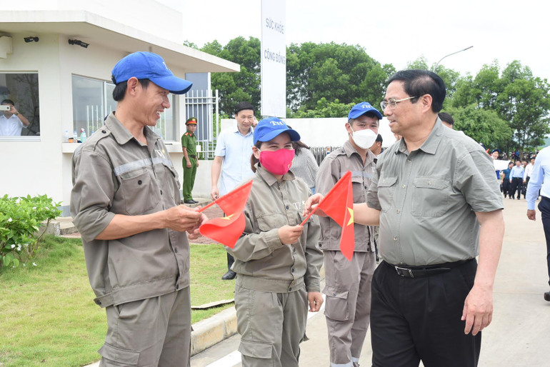 Thủ tướng Phạm Minh Chính thăm hỏi nông dân, xã viên.
