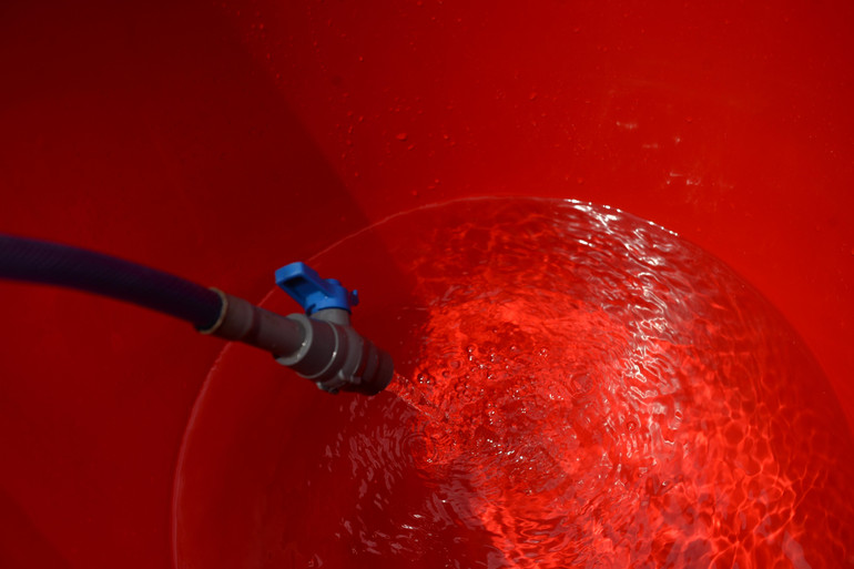 Đáng chú ý, đây không phải lần đầu tiên các cư dân tại chung cư Hateco Xuân Phương phải chịu cảnh... khát nước sạch. Chị A, một cư dân cho hay, trước đó đã rất nhiều lần bà con phải mang theo can, xô đi lấy nước như thế này.