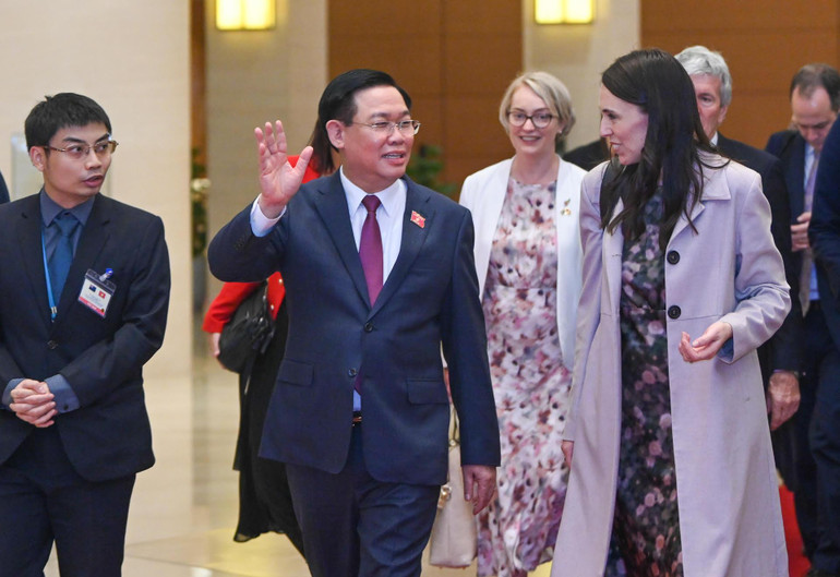 Chủ tịch Quốc hội Vương Đình Huệ trao đổi với Thủ tướng New Zealand Jacinda Ardern sau khi kết thúc buổi tiếp.