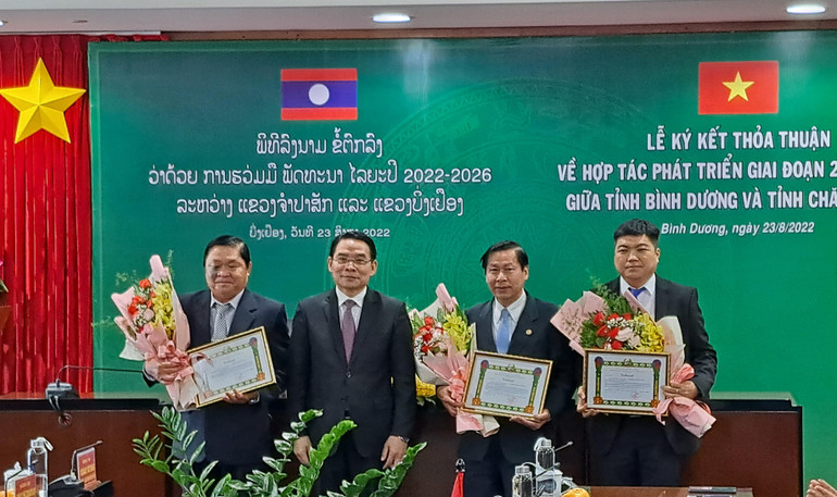 Đồng chí Vilayvong Bouddakham, Bí thư Tỉnh ủy, Tỉnh trưởng tỉnh Champasak, trao Bằng khen cho 3 tập thể của tỉnh Bình Dương. Đồng chí Vilayvong Bouddakham, Bí thư Tỉnh ủy, Tỉnh trưởng tỉnh Champasak, trao Bằng khen cho 3 tập thể của tỉnh Bình Dương.