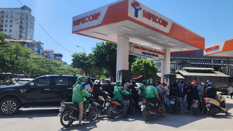 Hàng xe đợi tới lượt tại cây xăng dầu trên đường Nguyễn Phong Sắc cách đó chỉ 1km.