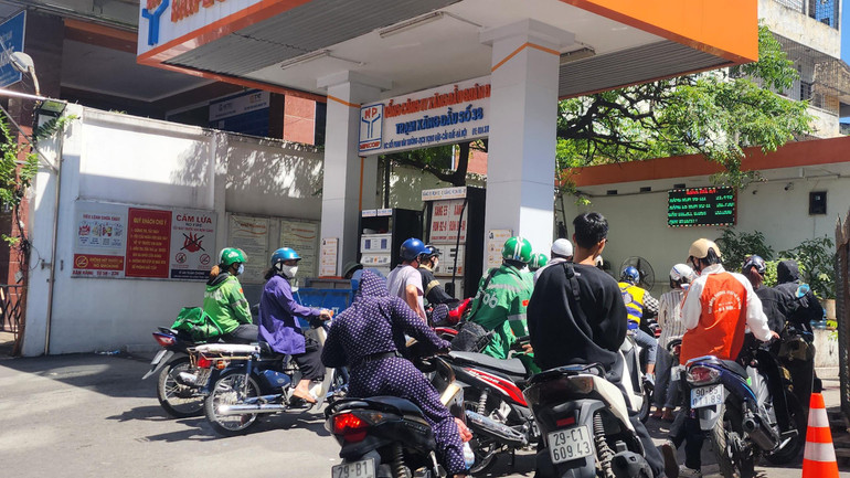 Cây xăng trên đường Phạm Tuấn Tài (Cầu Giấy, Hà Nội) vào thời điểm 11 giờ 30 phút trưa 11/10.