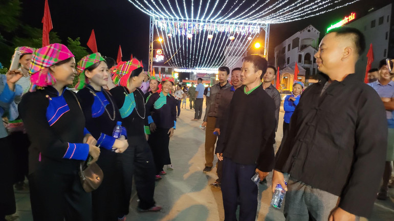 Đồng bào dân tộc Tày, Nùng hát đối đáp tại Chợ Tình Phong Lưu.