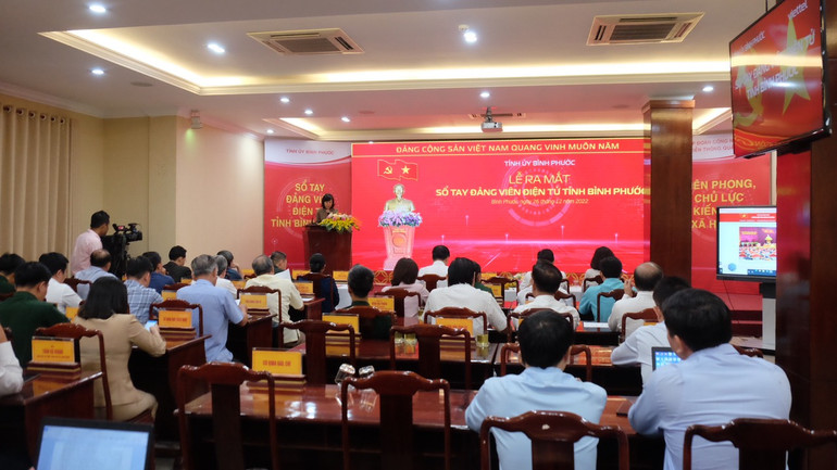 Bình Phước tổ chức lễ ra mắt sổ tay đảng viên điện tử.
