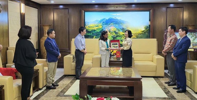 Lãnh đạo tỉnh Quảng Ninh tặng quà lưu niệm cho Đoàn đại biểu Báo Granma (Cơ quan ngôn luận của Đảng Cộng sản Cuba).