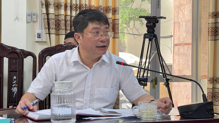 Đồng chí Trần Ngọc Minh, Phó Giám đốc Sở Y tế tỉnh Nam Định cung cấp thông tin tại hội nghị.