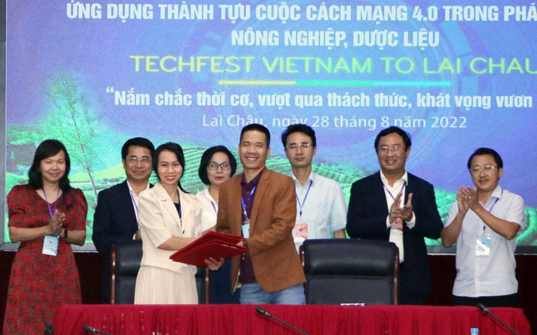 Ký biên bản thỏa thuận hợp tác tiêu thụ sản phẩm nông nghiệp giữa doanh nghiệp Lai Châu và doanh nghiệp tham dự hội thảo.