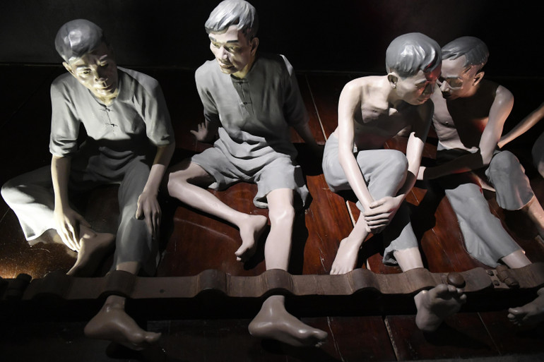 Cho tới tận lúc này, ông vẫn không thể quên những bữa ăn trong máng gỗ, thùng tôn mà địch dành cho anh em. Ông cũng nhớ như in giấc ngủ chập chờn trên chiếc phản dài lạnh buốt luôn vo ve tiếng ruồi muỗi, côn trùng. (Ảnh: Thành Đạt)