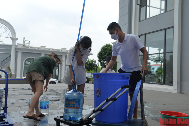 Theo văn bản này, vào khoảng 18 giờ ngày 21/9, Viwasupco phát hiện sự việc có thể ảnh hưởng tới chất lượng nước thô cấp cho Nhà máy nước Sông Đà. Do đó, để bảo đảm cấp nước an toàn, phía Công ty cổ phần Đầu tư nước sạch Sông Đà đã chủ động dừng Nhà máy để tiến hành kiểm tra, xử lý từ 18 giờ 54 phút. Đến chiều 22/9, Viwasupco đã cấp nước trở lại cho người dân.