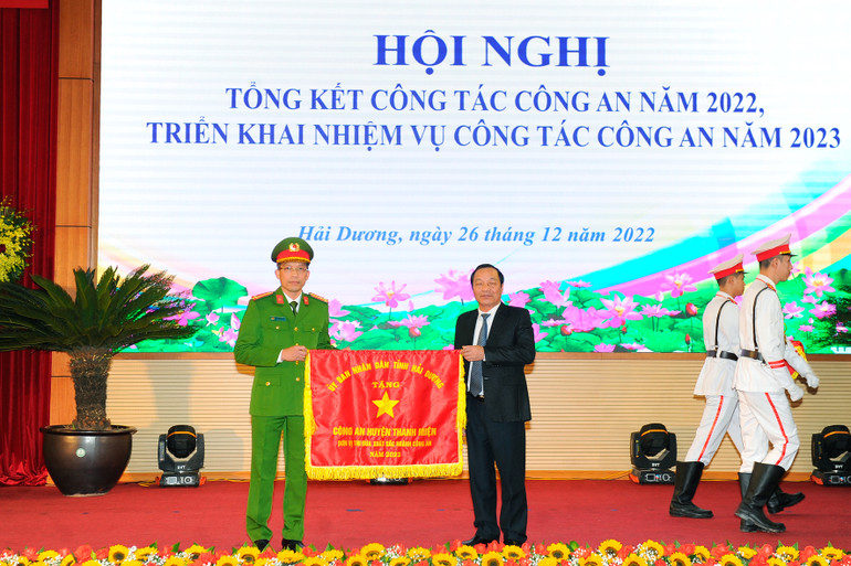 Lãnh đạo tỉnh Hải Dương trao tặng Công an huyện Thanh Miện cờ thi đua xuất sắc của UBND tỉnh.