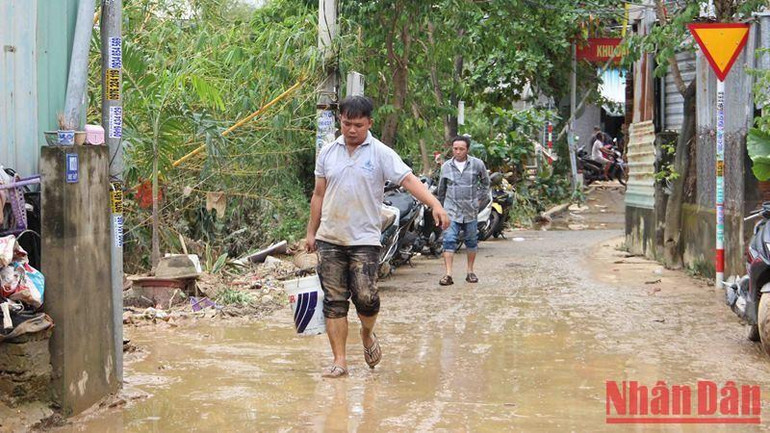 Ngổn ngang sau mưa lớn. (Ảnh: Thanh Tâm) Ngổn ngang sau mưa lớn. (Ảnh: Thanh Tâm)