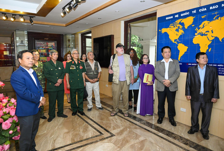 Cựu chiến binh Mỹ tại Việt Nam Steve Edmunds và phu nhân cùng các đại biểu tham quan phòng truyền thống Báo Nhân Dân. (Ảnh Duy Linh) Cựu chiến binh Mỹ tại Việt Nam Steve Edmunds và phu nhân cùng các đại biểu tham quan phòng truyền thống Báo Nhân Dân. (Ảnh Duy Linh)