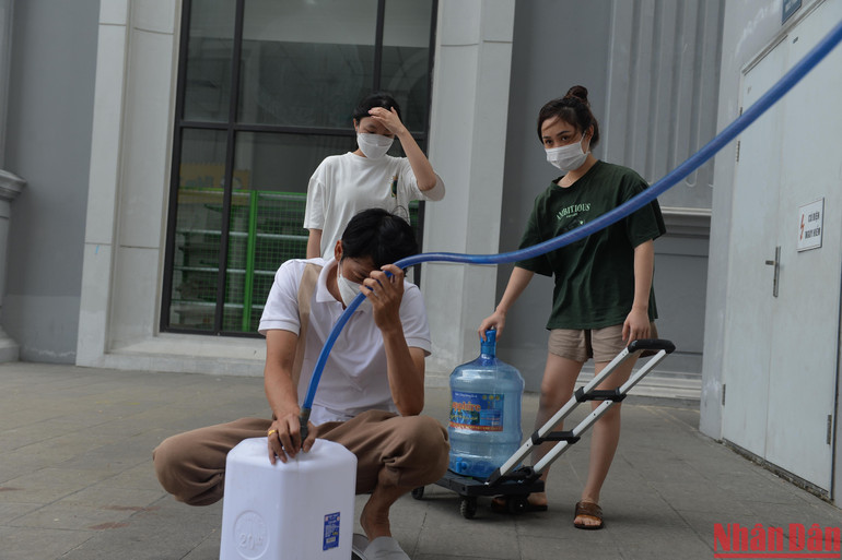 Trước đó, ngày 21/9, ông Trịnh Văn Nam, Phó Tổng Giám đốc Công ty cổ phần Đầu tư nước sạch Sông Đà (Viwasupco) đã ký văn bản gửi các công ty, khách hàng về việc tạm dừng cấp nước.