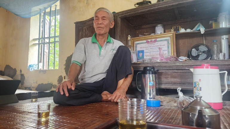 Ông Thường buồn bã kể về hoàn cảnh gia đình mình.