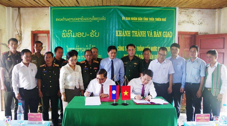 Lãnh đạo chính quyền hai tỉnh Thừa Thiên Huế và Sê Kông (Lào) ký bàn giao công trình Hệ thống cấp nước sinh hoạt tại bản Ka Lô, huyện Kà Lừm (tỉnh Sê Kông).