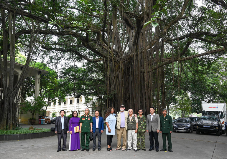 Các đại biểu chụp ảnh lưu niệm tại Trụ sở Báo Nhân Dân. (Ảnh Duy Linh) Các đại biểu chụp ảnh lưu niệm tại Trụ sở Báo Nhân Dân. (Ảnh Duy Linh)