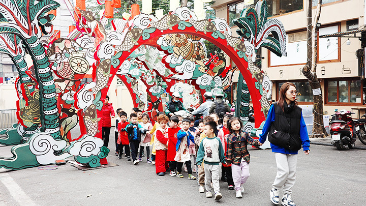 Phố bích họa Phùng Hưng rực rỡ ngày cận Tết. Phố bích họa Phùng Hưng rực rỡ ngày cận Tết.