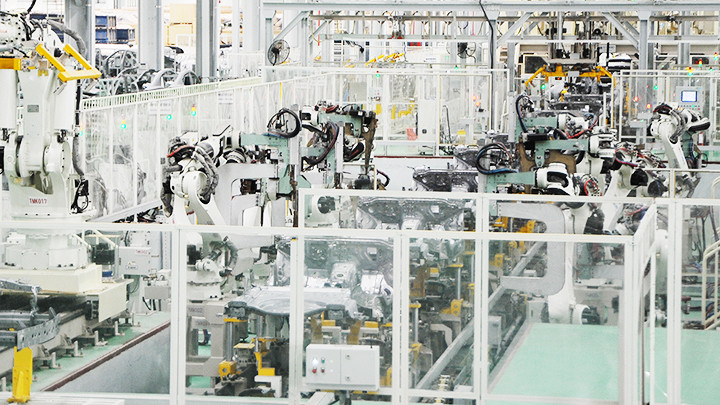 Nhiều doanh nghiệp chú trọng đầu tư máy móc công nghệ để phát triển sản xuất. Ảnh: SONG ANH