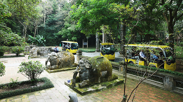 Tham quan di tích bằng xe điện.