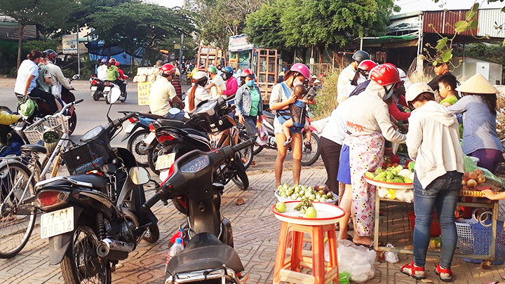 Chợ tạm của công nhân. Chợ tạm của công nhân.