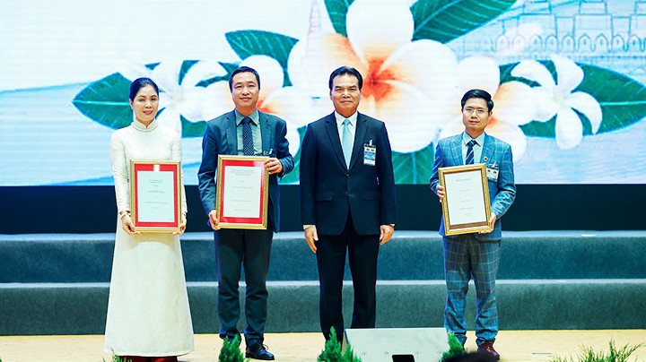 Lãnh đạo Bộ Kế hoạch và Đầu tư CHDCND Lào trao hợp đồng chuyển nhượng Dự án điện gió Savan 1 cho ông Nguyễn Thái Hà, Tổng Giám đốc Công ty TNHH MTV Điện gió Savan 1 (thứ hai từ trái sang). Ảnh: NHẬT BẮC/VGP Lãnh đạo Bộ Kế hoạch và Đầu tư CHDCND Lào trao hợp đồng chuyển nhượng Dự án điện gió Savan 1 cho ông Nguyễn Thái Hà, Tổng Giám đốc Công ty TNHH MTV Điện gió Savan 1 (thứ hai từ trái sang). Ảnh: NHẬT BẮC/VGP