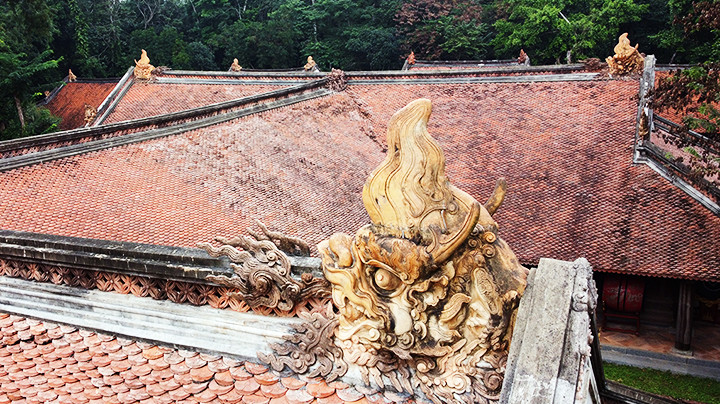 Đầu rồng trên chính điện.