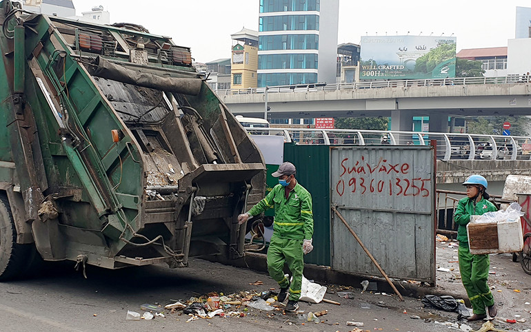 Nhiều điểm chờ để cẩu rác lên các xe vận chuyển rác đã trở thành những nơi gây ô nhiễm môi trường. Ảnh: HẢI ANH