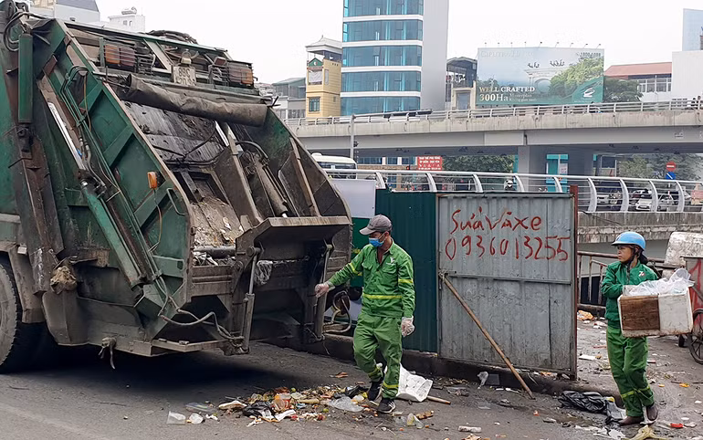 Nhiều điểm chờ để cẩu rác lên các xe vận chuyển rác đã trở thành những nơi gây ô nhiễm môi trường. Ảnh: HẢI ANH Nhiều điểm chờ để cẩu rác lên các xe vận chuyển rác đã trở thành những nơi gây ô nhiễm môi trường. Ảnh: HẢI ANH