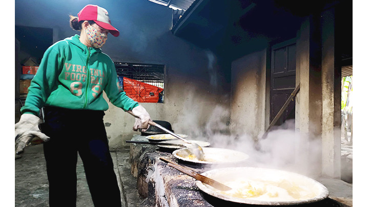 Người làm mứt phải ngào gừng liên tục trên lửa than, bảo đảm thấm quện và thành phẩm không bị cháy.