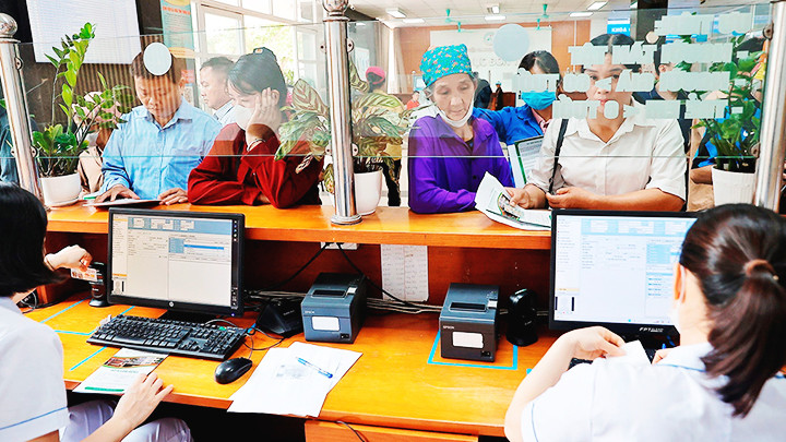 Người có thẻ BHYT được tạo điều kiện thuận lợi khi đi khám, chữa bệnh. Ảnh: NHƯ AN