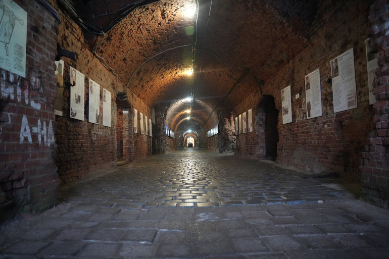 Bên trong pháo đài.