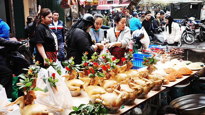 Chợ Hàng Bè sôi động ngày cận Tết. Chợ Hàng Bè sôi động ngày cận Tết.