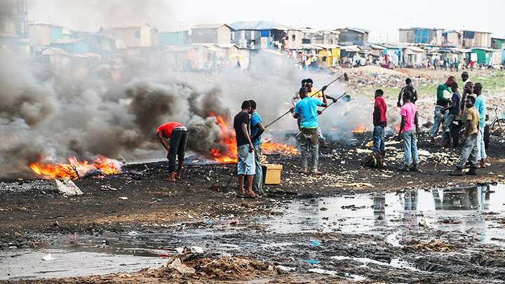 Việc đốt rác lộ thiên là một tác nhân khiến không khí ô nhiễm nghiêm trọng. Ảnh: AP