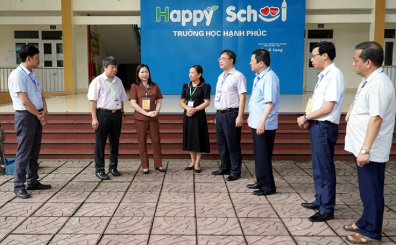 Đoàn kiểm tra của Bộ Giáo dục và Đào tạo kiểm tra công tác coi thi tại Trường THPT Lý Thường Kiệt, thành phố Yên Bái.