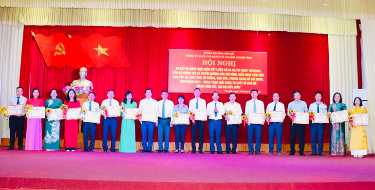 Các cá nhân được khen thưởng trong thực hiện Chỉ thị 05.