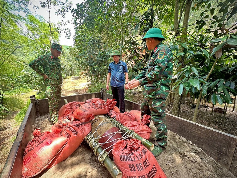 Quả bom được chèn cát trước khi di chuyển, bảo đảm an toàn cho nhân dân trên đường vận chuyển.