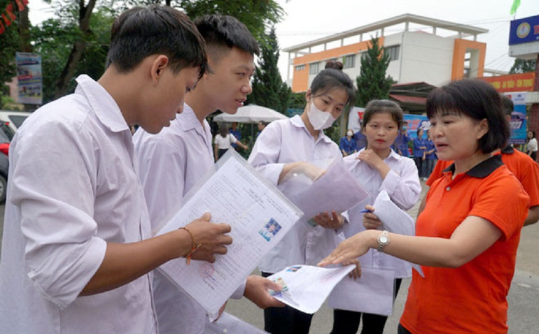 Nhắc nhở các thí sinh kiểm tra giấy tờ dự thi.