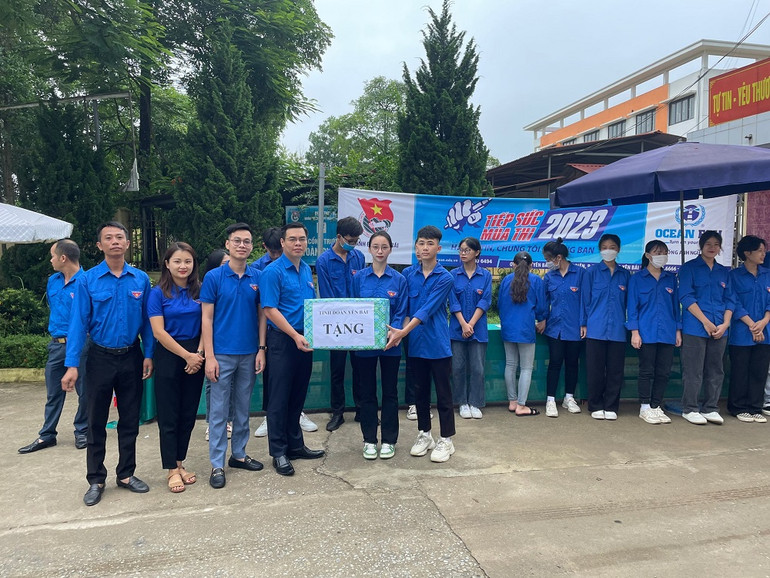 Bí thư Tỉnh đoàn Hà Đức Hải trao nước uống tinh khiết cho lực lượng "Tiếp sức mùa thi".